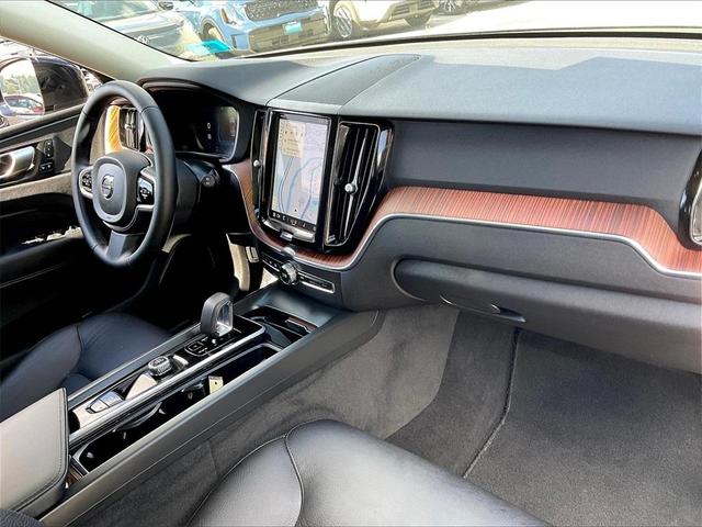 Photo of 2024 Gray Volvo XC60