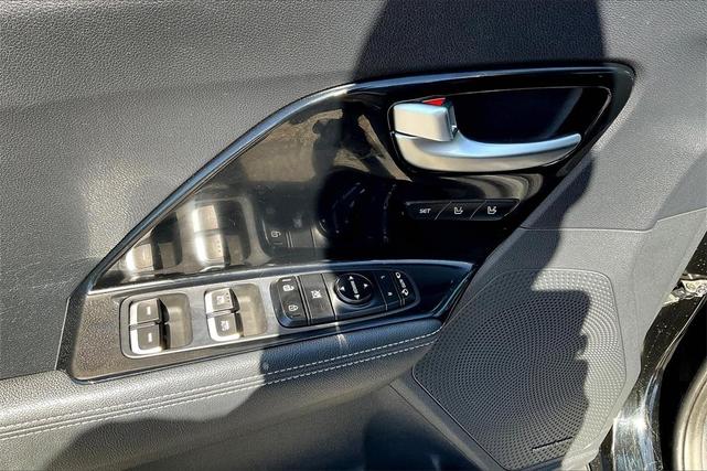 Photo of 2022 Black Kia Niro Plug-In Hybrid