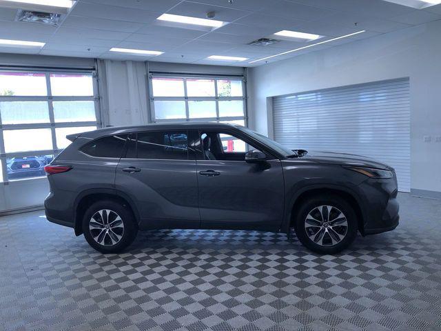Photo of 2022 Gray Toyota Highlander