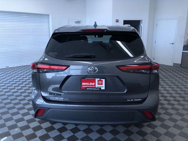 Photo of 2022 Gray Toyota Highlander