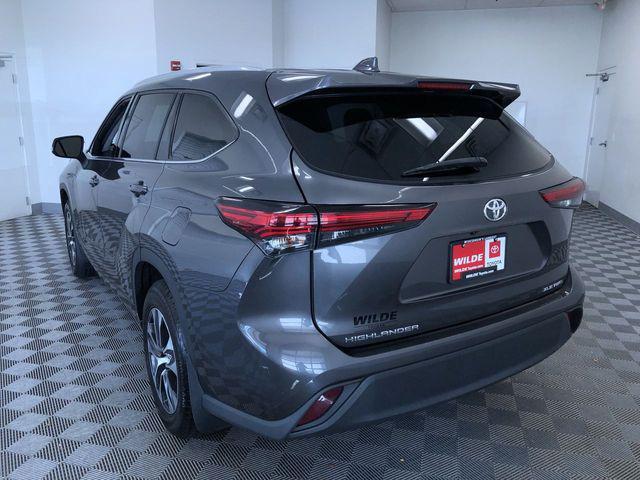 Photo of 2022 Gray Toyota Highlander