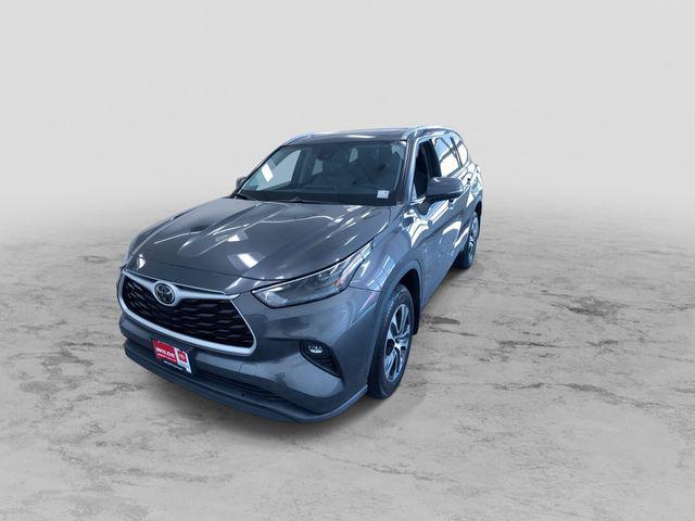 Photo of 2022 Gray Toyota Highlander