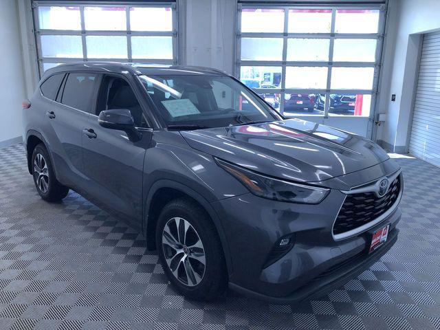Photo of 2022 Gray Toyota Highlander
