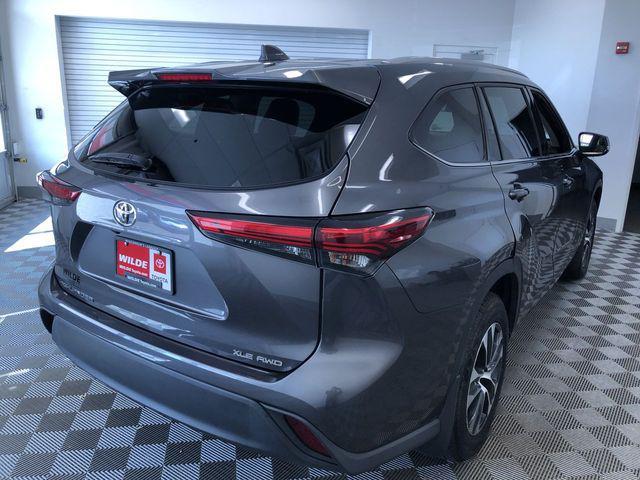 Photo of 2022 Gray Toyota Highlander