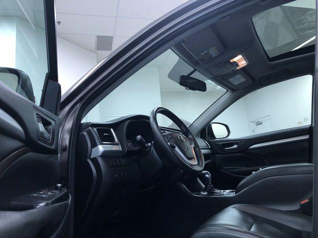 Photo of 2016 Gray Toyota Highlander