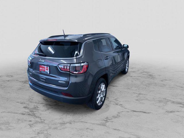 Photo of 2022 Granite Crystal Metallic Clearcoat Jeep Compass