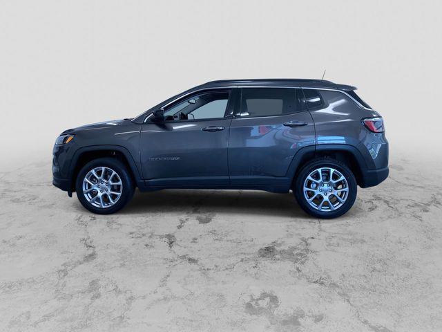 Photo of 2022 Granite Crystal Metallic Clearcoat Jeep Compass