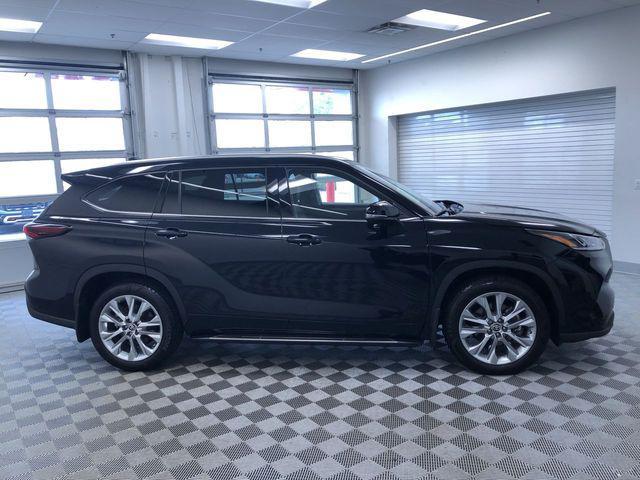 Photo of 2024 Black Toyota Highlander