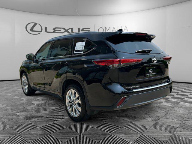 Photo of 2023 Midnight Black Metallic Toyota Highlander