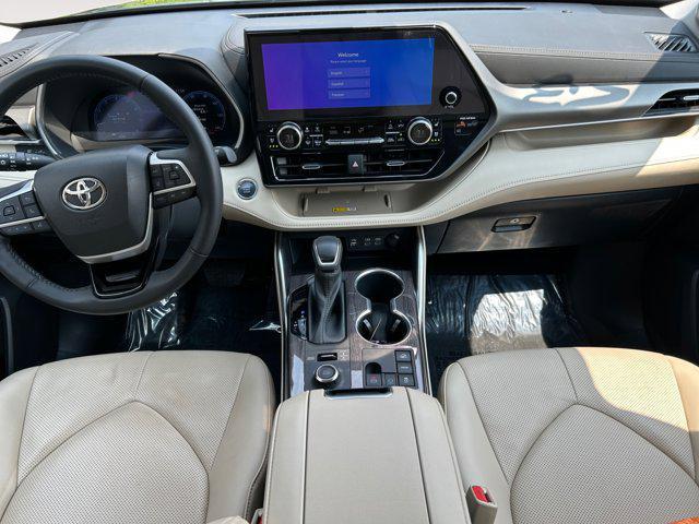 Photo of 2023 Midnight Black Metallic Toyota Highlander