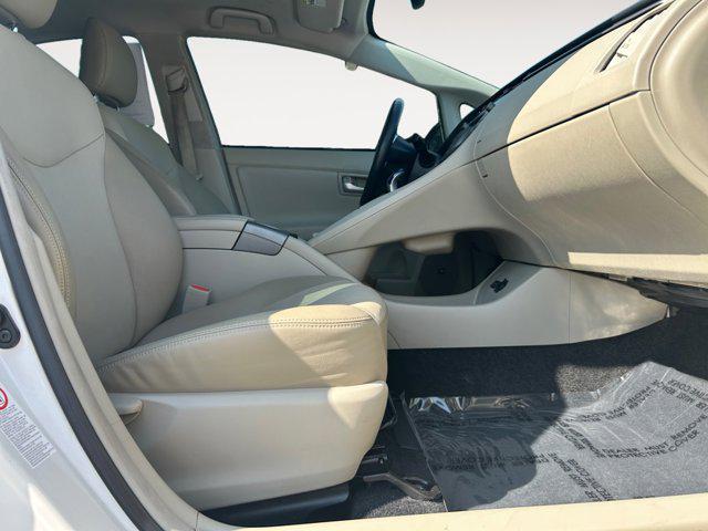 Photo of 2015 Blizzard Pearl Toyota Prius