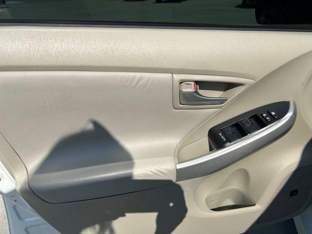 Photo of 2015 Blizzard Pearl Toyota Prius