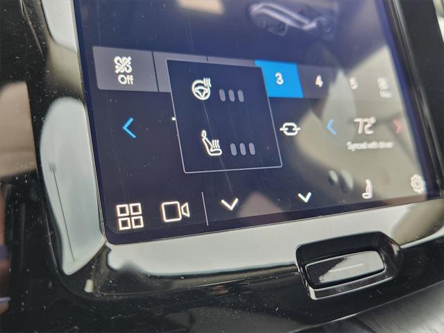 Photo of 2025 Deniumblue Volvo XC60 Plug-In Hybrid