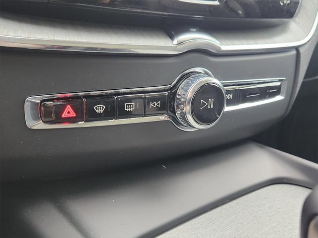 Photo of 2025 Deniumblue Volvo XC60 Plug-In Hybrid