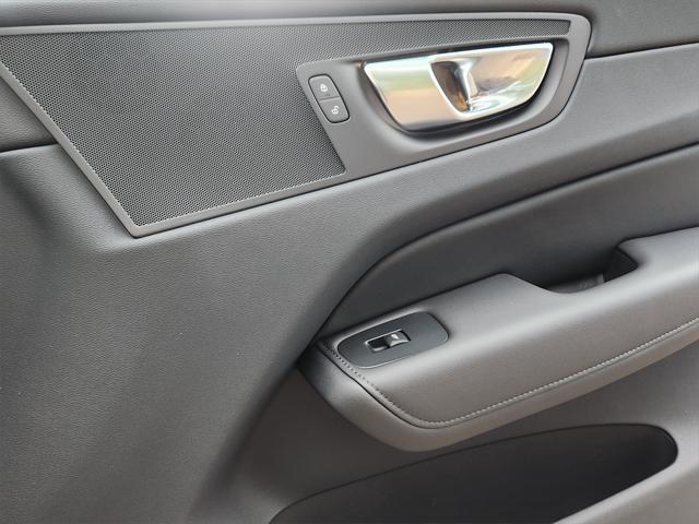 Photo of 2025 Deniumblue Volvo XC60 Plug-In Hybrid