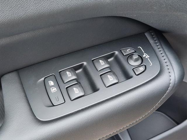 Photo of 2025 Deniumblue Volvo XC60 Plug-In Hybrid