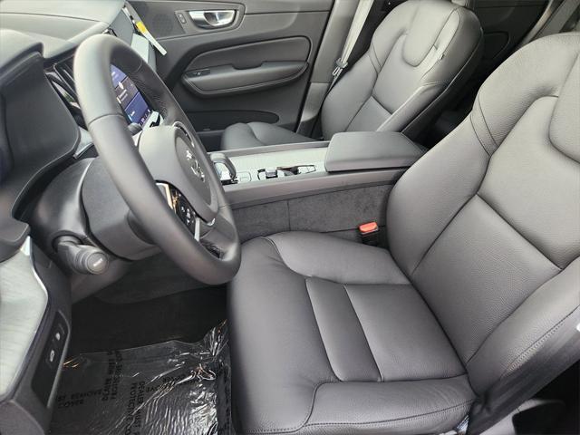 Photo of 2025 Deniumblue Volvo XC60 Plug-In Hybrid