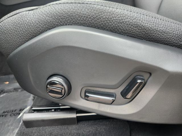 Photo of 2025 Deniumblue Volvo XC60 Plug-In Hybrid