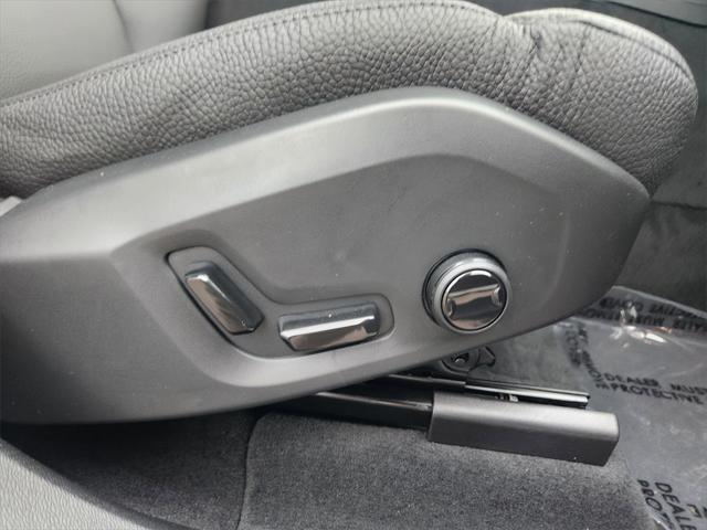 Photo of 2025 Deniumblue Volvo XC60 Plug-In Hybrid