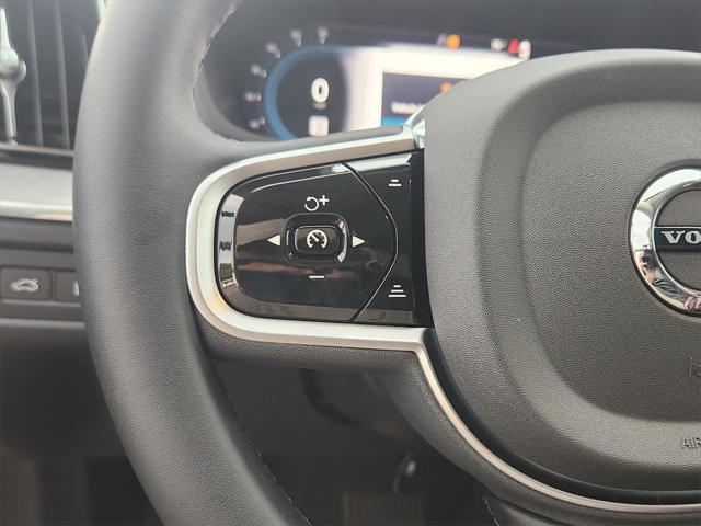 Photo of 2025 Deniumblue Volvo XC60 Plug-In Hybrid
