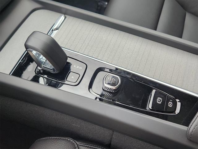 Photo of 2025 Deniumblue Volvo XC60 Plug-In Hybrid