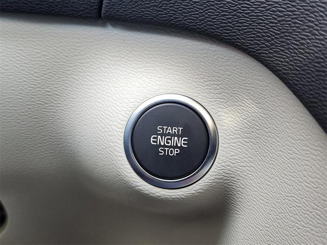 Photo of 2025 Fusionred Volvo XC40