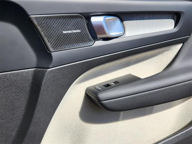Photo of 2025 Fusionred Volvo XC40