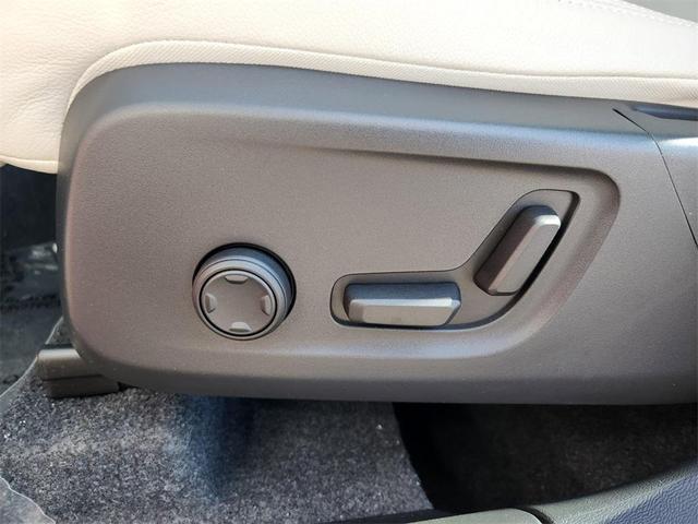 Photo of 2025 Fusionred Volvo XC40