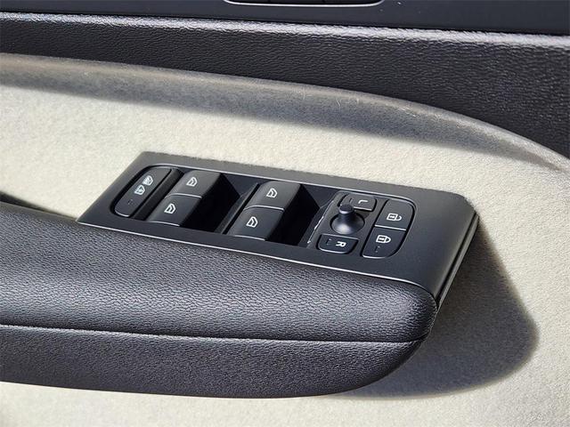 Photo of 2025 Fusionred Volvo XC40