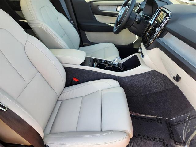 Photo of 2025 Fusionred Volvo XC40