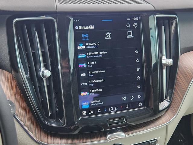 Photo of 2022 Pine Gray Metallic Volvo XC60