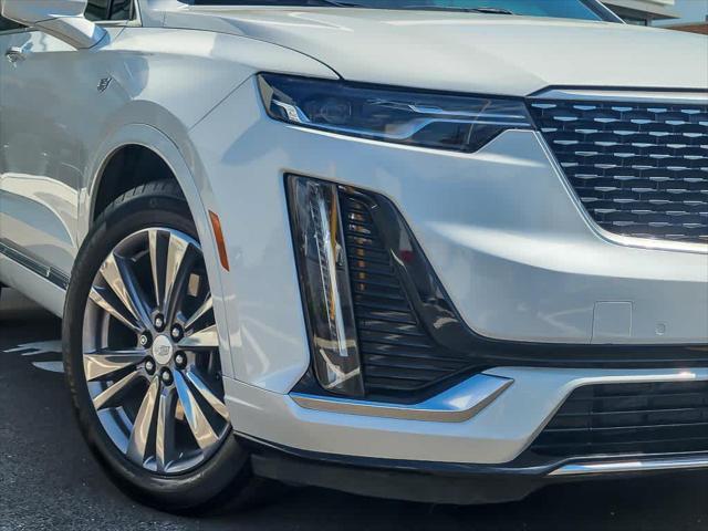 Photo of 2022 Crystal White Tricoat Cadillac XT6