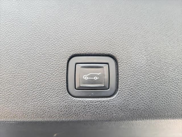 Photo of 2022 Crystal White Tricoat Cadillac XT6