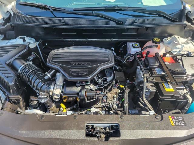 Photo of 2022 Crystal White Tricoat Cadillac XT6