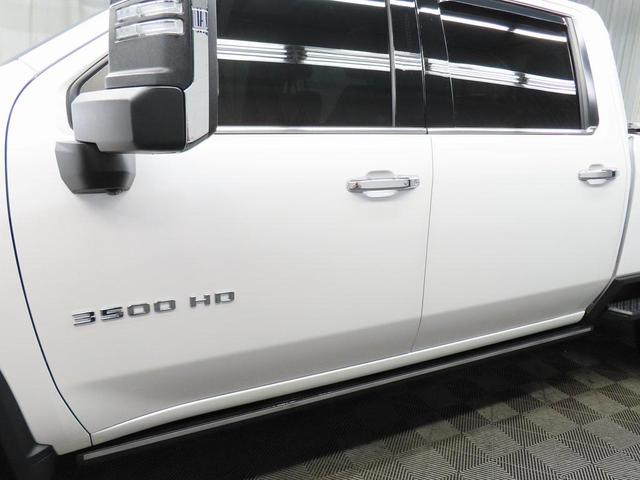 Photo of 2022 Iridescent Pearl Tricoat Chevrolet Silverado 3500