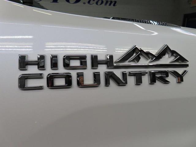 Photo of 2022 Iridescent Pearl Tricoat Chevrolet Silverado 3500