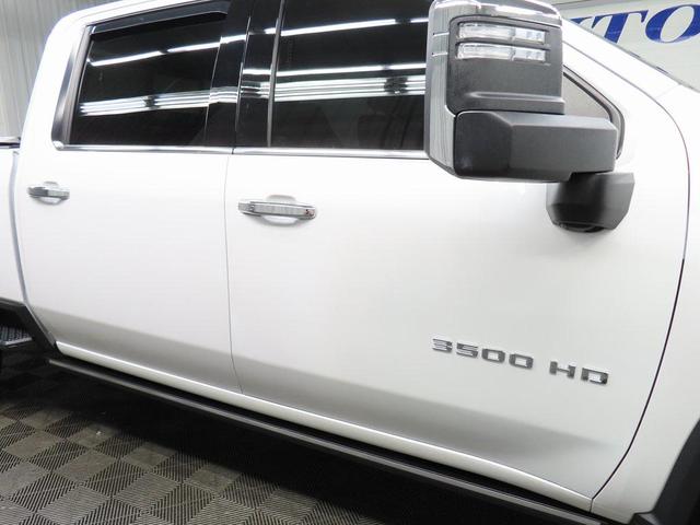 Photo of 2022 Iridescent Pearl Tricoat Chevrolet Silverado 3500