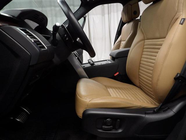 Photo of 2024 Santorini Black Metallic Land Rover Discovery