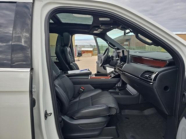 Photo of 2024 Pristine White Metallic Tri-Coat Lincoln Navigator