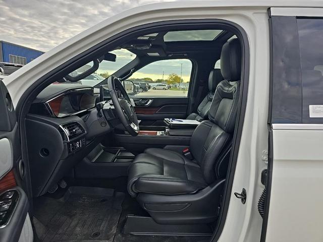 Photo of 2024 Pristine White Metallic Tri-Coat Lincoln Navigator
