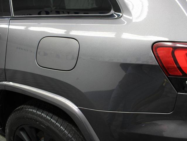 Photo of 2017 Diamond Black Crystal Pearlcoat Jeep Grand Cherokee