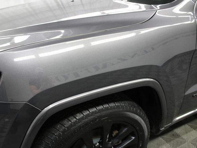 Photo of 2017 Diamond Black Crystal Pearlcoat Jeep Grand Cherokee