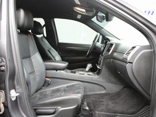 Photo of 2017 Diamond Black Crystal Pearlcoat Jeep Grand Cherokee