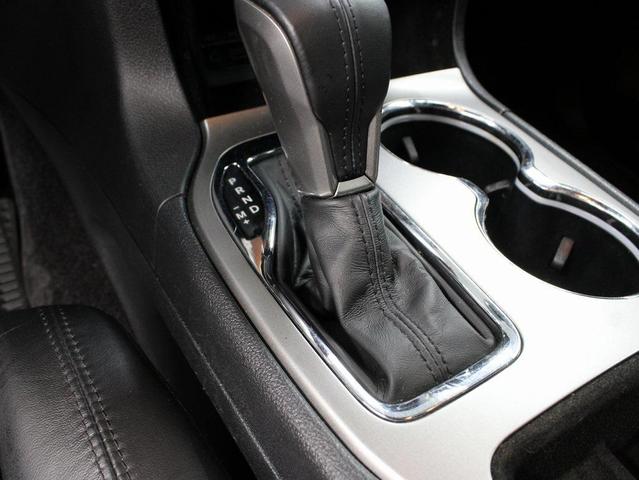 Photo of 2017 Diamond Black Crystal Pearlcoat Jeep Grand Cherokee