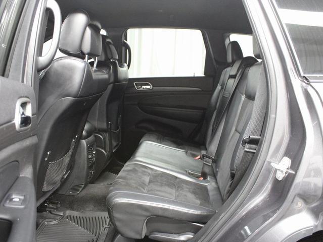 Photo of 2017 Diamond Black Crystal Pearlcoat Jeep Grand Cherokee