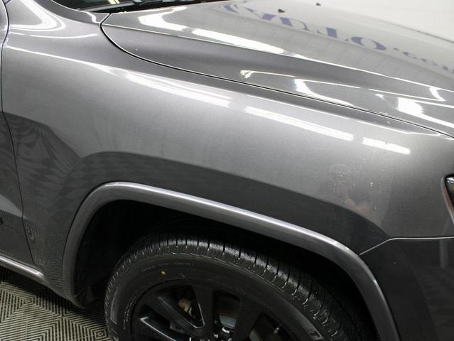 Photo of 2017 Diamond Black Crystal Pearlcoat Jeep Grand Cherokee