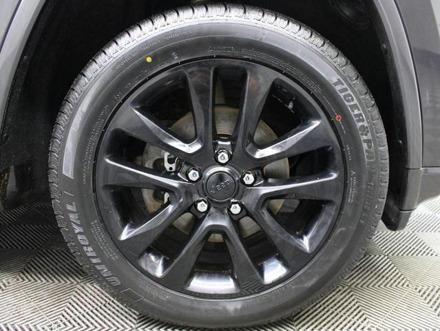 Photo of 2017 Diamond Black Crystal Pearlcoat Jeep Grand Cherokee