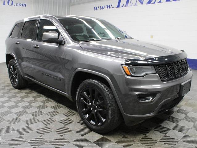 Photo of 2017 Diamond Black Crystal Pearlcoat Jeep Grand Cherokee