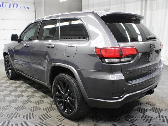 Photo of 2017 Diamond Black Crystal Pearlcoat Jeep Grand Cherokee