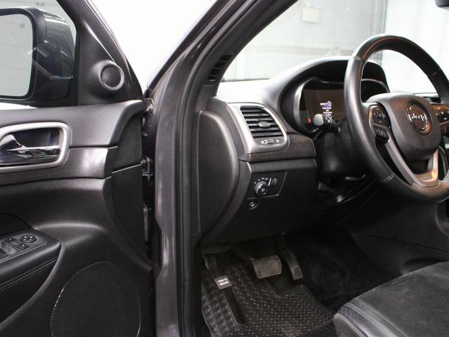 Photo of 2017 Diamond Black Crystal Pearlcoat Jeep Grand Cherokee